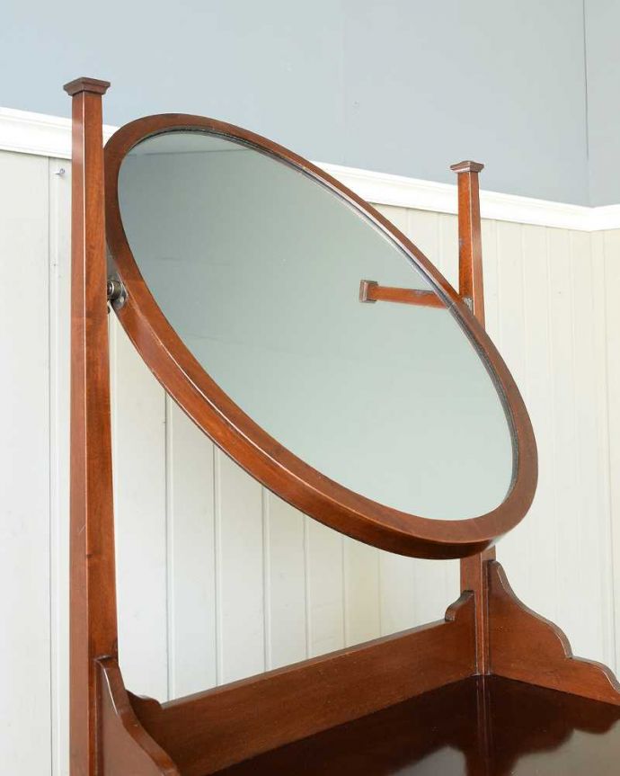 アンティーク家具 どこにでも置けちゃう細身のデザイン、英国のアンティークのドレッシングチェスト。お部屋も広く見せてくれます身だしなみを整えるのはもちろん、大きな鏡はお部屋を広く見せる効果があります。(q-1810-f)