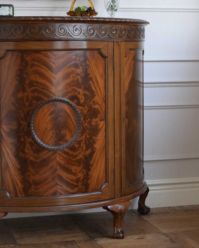 アンティークのキャビネット　アンティーク家具　最上級に美しい木目、ハーフムーンの英国アンティークサイドボード。アンティークだから手に入れることが出来る素材感今の時代、なかなか手に入れることが出来ない木目の美しさにうっとり。(q-1814-f)