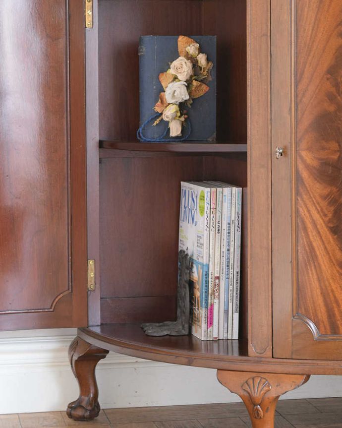 アンティークのキャビネット　アンティーク家具　最上級に美しい木目、ハーフムーンの英国アンティークサイドボード。扉の中は収納たっぷりA4サイズの雑誌までしっかり収納出来ちゃう大きさ。(q-1814-f)