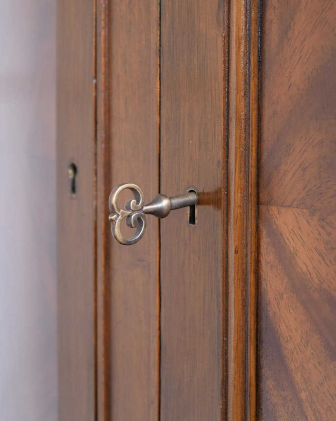 アンティークのキャビネット　アンティーク家具　最上級に美しい木目、ハーフムーンの英国アンティークサイドボード。鍵を使って開けて下さいおとぎ話から出てきたような可愛いアンティークの鍵で開け閉め出来ます。(q-1814-f)