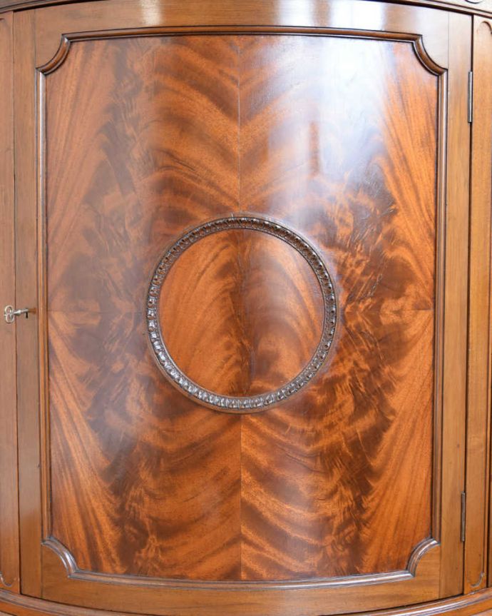 アンティークのキャビネット　アンティーク家具　最上級に美しい木目、ハーフムーンの英国アンティークサイドボード。惚れ惚れするような美しさ一つ一つ手作業でつくられた美しい装飾も職人技が光ります。(q-1814-f)