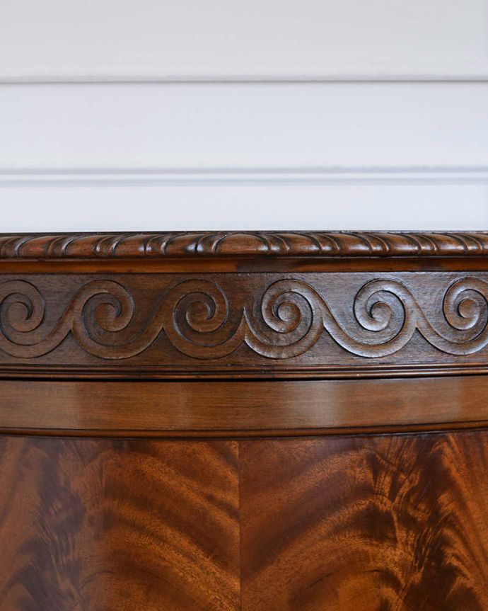 アンティークのキャビネット　アンティーク家具　最上級に美しい木目、ハーフムーンの英国アンティークサイドボード。至る所に繊細な彫いろんな彫のデザインがありますが、個人的に美しいと思える女性らしく優雅なデザインを選んできました。(q-1814-f)