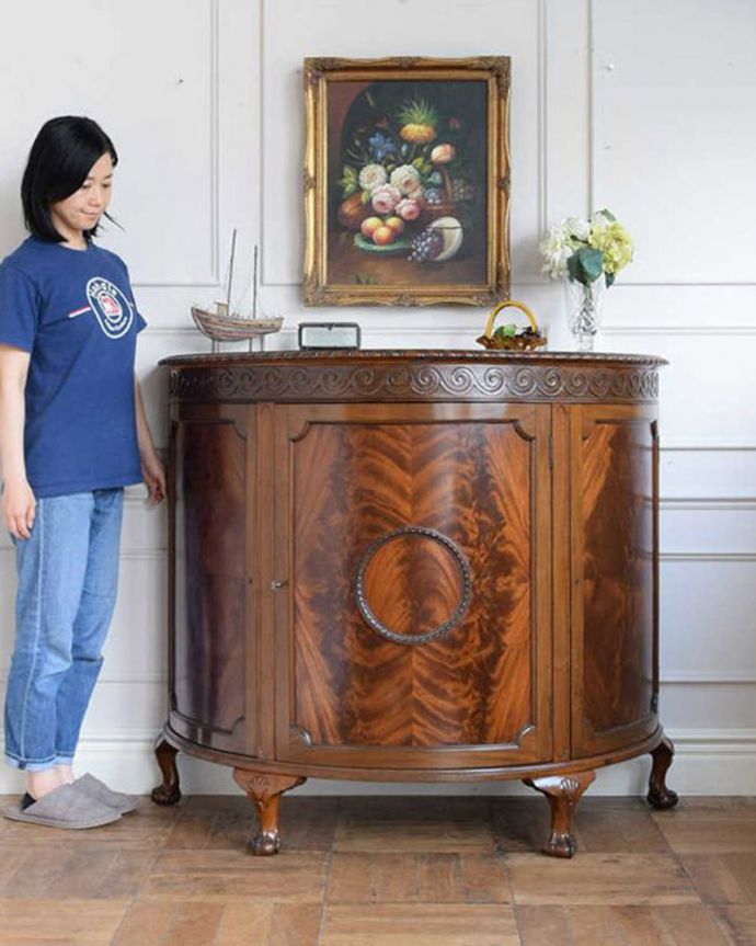 アンティークのキャビネット　アンティーク家具　最上級に美しい木目、ハーフムーンの英国アンティークサイドボード。気品のある大人の佇まいが優雅なサイドボード木目の美しさが際立つ大人のサイドボード。(q-1814-f)