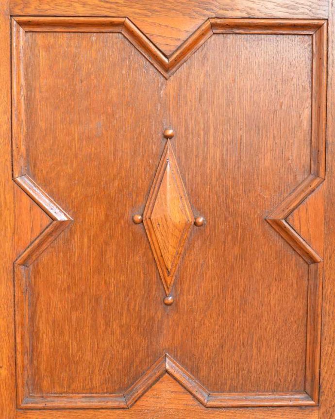 アンティークのキャビネット　アンティーク家具　書斎やリビングで使いたい英国らしいかっこいいアンティークブックシェルフ（本棚）。英国らしい装飾下扉には、英国家具らしいかっこいい装飾があります。(q-1815-f)