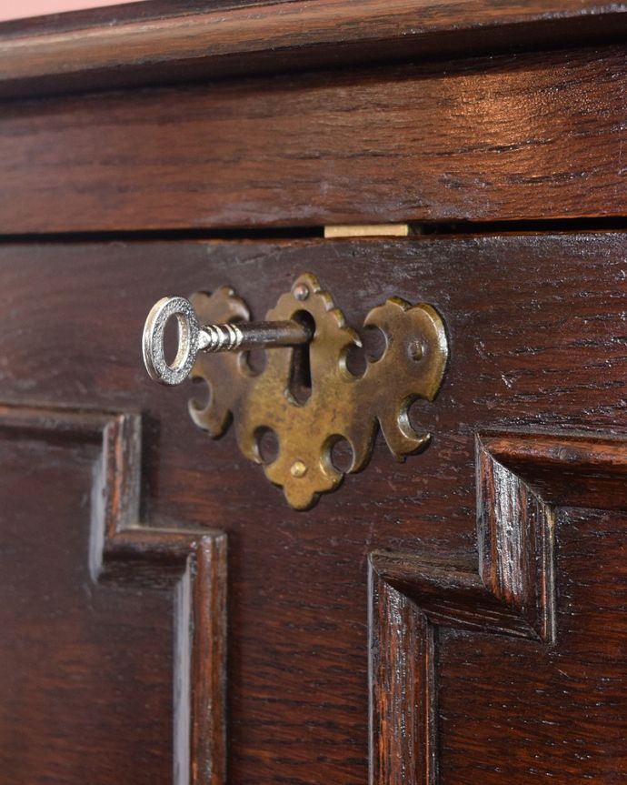 ビューロー　アンティーク家具　英国らしい彫が魅力の小さなアンティークスチューデントビューロー。鍵を使って開けてみましょうアンティークの鍵が付いています。(q-1816-f)
