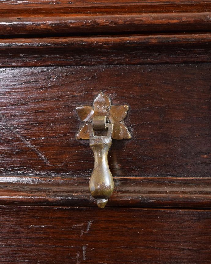 ビューロー　アンティーク家具　英国らしい彫が魅力の小さなアンティークスチューデントビューロー。アンティークらしい取っ手取っ手にもこだわりが感じられます。(q-1816-f)