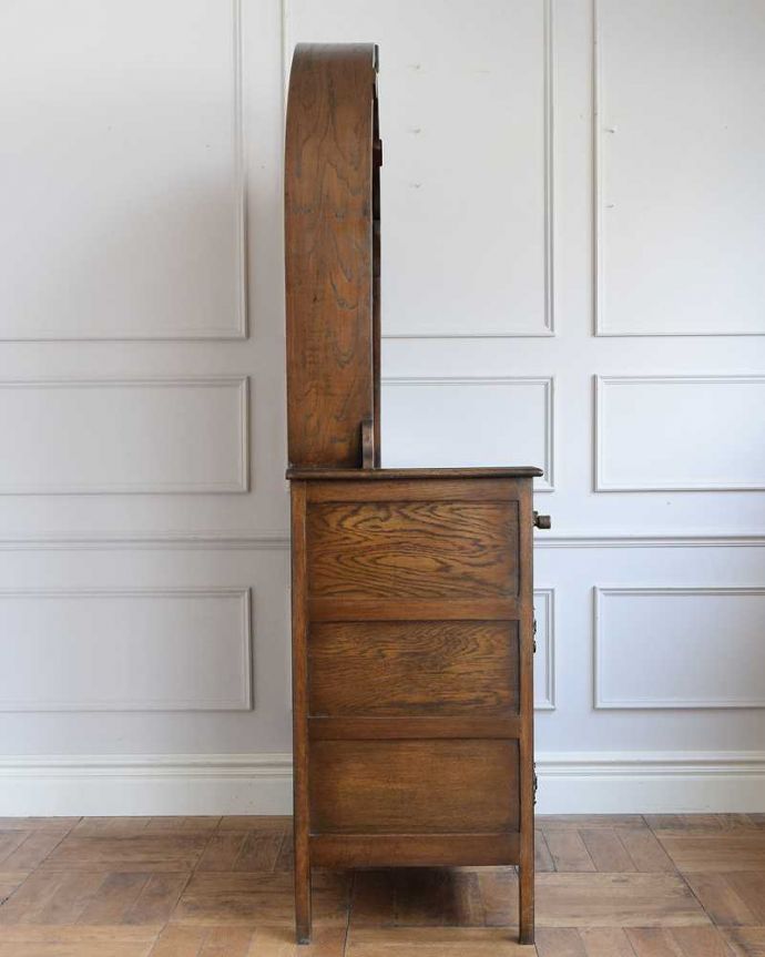 アンティークのキャビネット　アンティーク家具　クルッとまるい背もたれのデザインがめずらしい アンティークのウェルシュドレッサー。横から見てもステキもちろん横もキレイに修復していますので、横顔だって美しいんです。(q-1817-f)