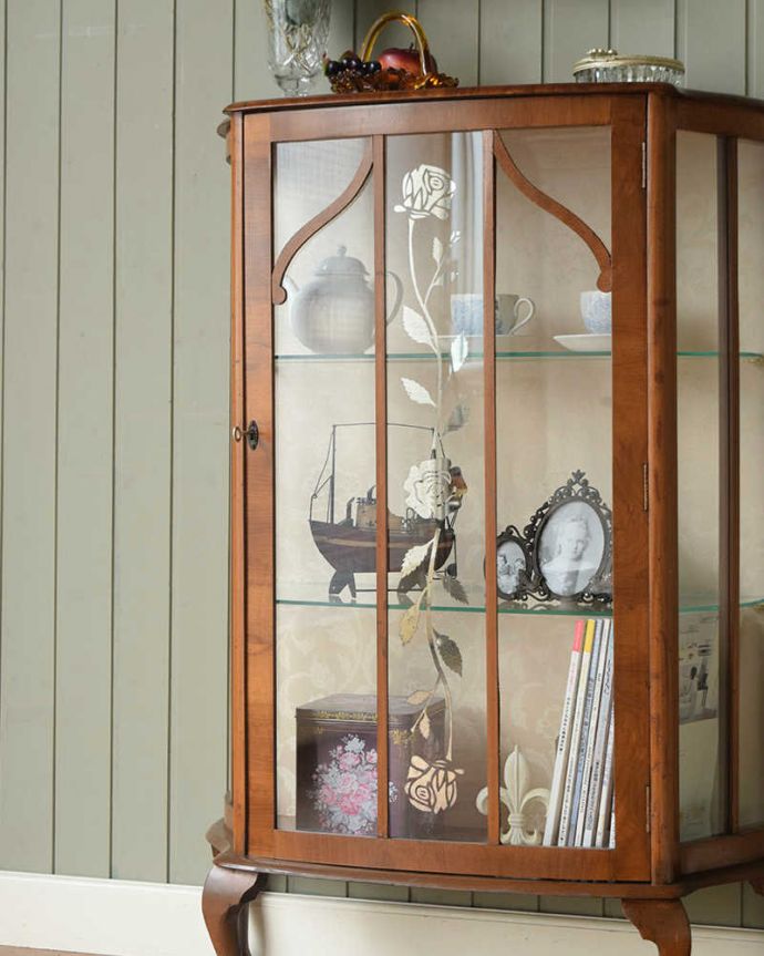アンティークのキャビネット　アンティーク家具　バラの模様が美しい英国のアンティークガラスキャビネット。ガラスに描かれたキラキラ輝く絵キラキラに輝く絵が描かれたガラス扉越しに中をのぞくと、中に入れたものが全部が宝物に見えてきます。(q-1819-f)