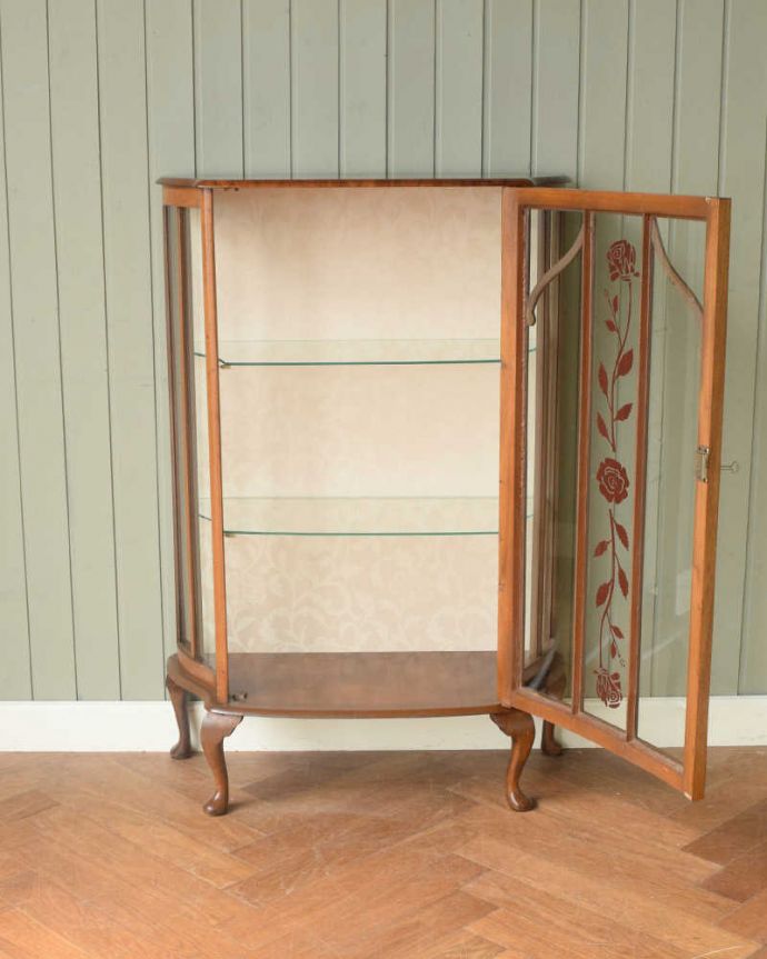 アンティークのキャビネット　アンティーク家具　バラの模様が美しい英国のアンティークガラスキャビネット。扉を開けて中を見てみると…背板は新しい生地に張り替えました。(q-1819-f)
