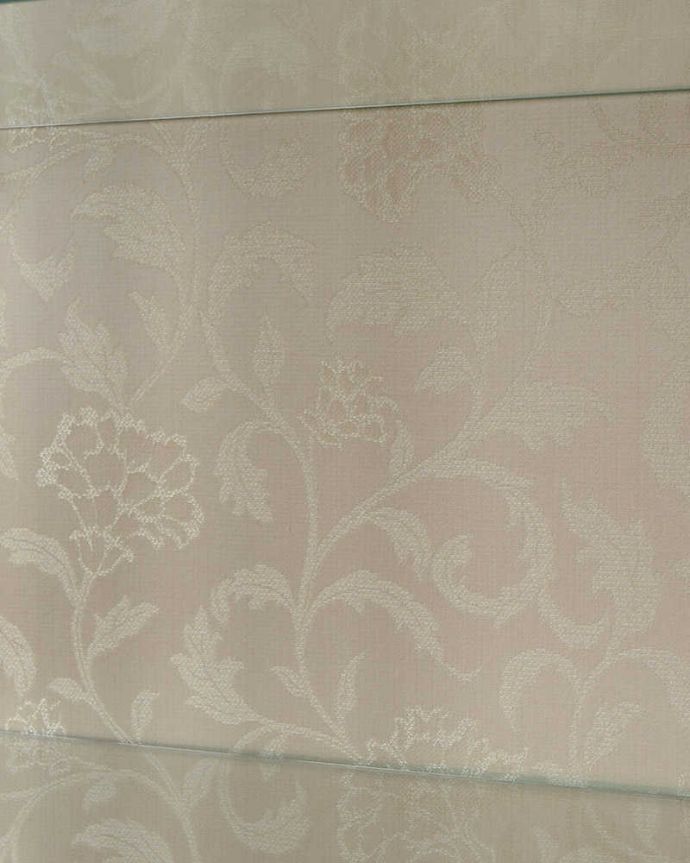 アンティークのキャビネット　アンティーク家具　バラの模様が美しい英国のアンティークガラスキャビネット。新しく貼り替えましたキャビネットに似合う生地を選んで張り替えた背板。(q-1819-f)