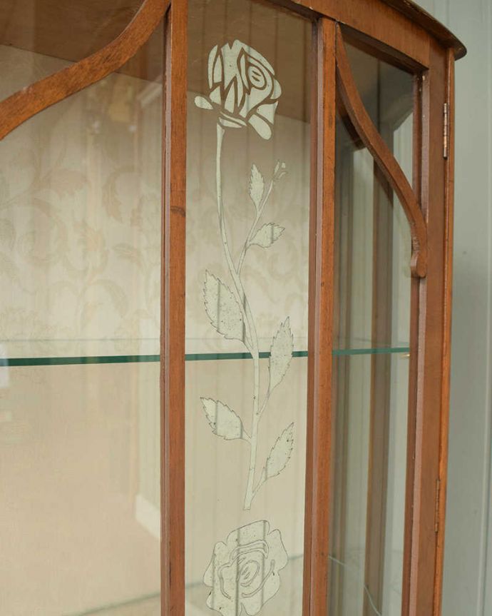 アンティークのキャビネット　アンティーク家具　バラの模様が美しい英国のアンティークガラスキャビネット。キレイに残っていてくれましたガラスに描かれている絵は剥がれているものが多いんだけれど、この子はしっかりキレイに残っていてくれました。(q-1819-f)