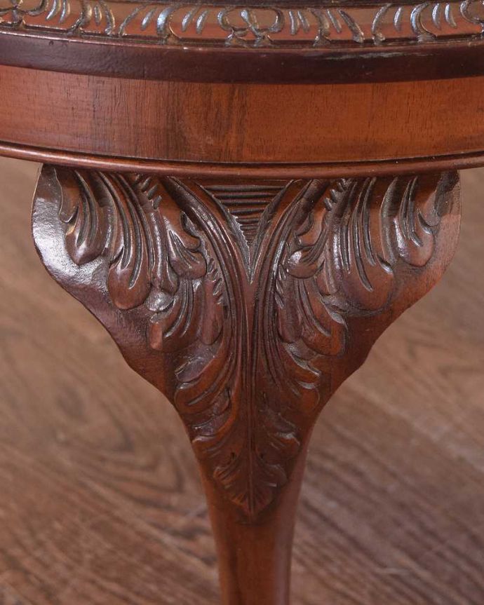 アンティークのテーブル　アンティーク家具　丸い形が華やかなアンティーク家具、クロウ＆ボウルがかっこいいコーヒーテーブル。うっとりする美しさアンティークだから手に入る美しい彫。(q-1820-f)