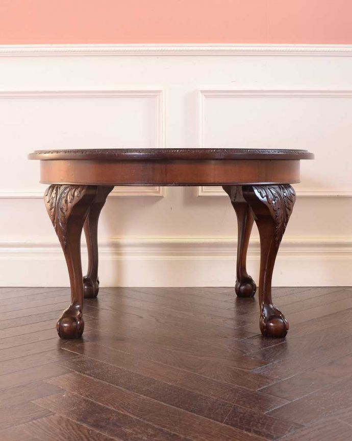 アンティークのテーブル　アンティーク家具　丸い形が華やかなアンティーク家具、クロウ＆ボウルがかっこいいコーヒーテーブル。横から見た姿もステキ横から見るとこんな感じ。(q-1820-f)