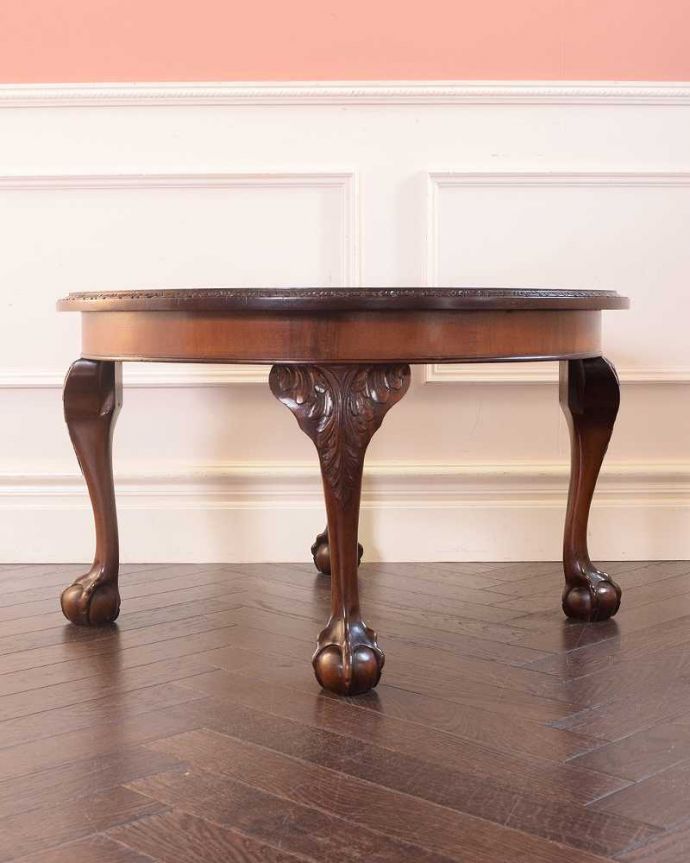 アンティークのテーブル　アンティーク家具　丸い形が華やかなアンティーク家具、クロウ＆ボウルがかっこいいコーヒーテーブル。クルッと回転360度どこから見ても美しく仕上げてあるので、いろんな場所から見て楽しんで下さい。(q-1820-f)