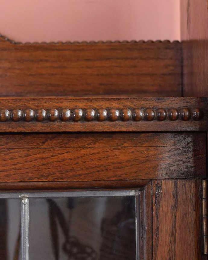 アンティークのキャビネット　アンティーク家具　英国から届いたアンティーク家具、ガラス扉のデザインが美しい木製のブックケース（本棚） 。ここの彫も最上級の美しさいろんな部分の美しさが重なり合って、最上級の美しさを醸し出してくれます。(q-1821-f)