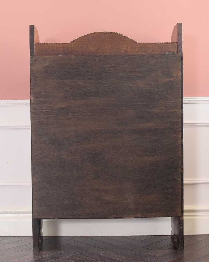 アンティークのキャビネット　アンティーク家具　英国から届いたアンティーク家具、ガラス扉のデザインが美しい木製のブックケース（本棚） 。後ろ姿もキレイです。(q-1821-f)