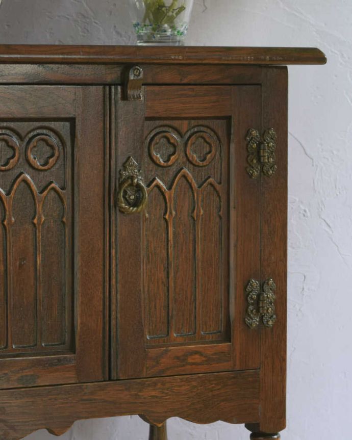 アンティークのキャビネット　アンティーク家具　扉の彫りがキレイな英国アンティーク家具、ペディスタルカップボード（サイドキャビネット）。キレイに修復しましたこのタイプの修復には自信があります！専門の職人がしっかりお直ししたので安心してお使い下さい。(q-1823-f)
