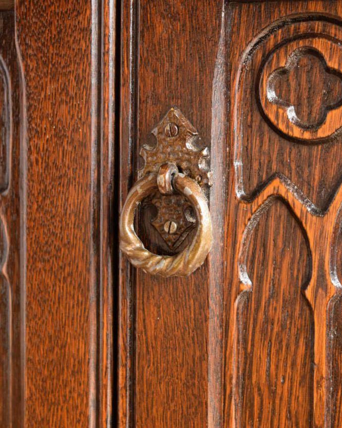 アンティークのキャビネット　アンティーク家具　扉の彫りがキレイな英国アンティーク家具、ペディスタルカップボード（サイドキャビネット）。開ける度にワクワク･･･取っ手もアンティークらしいデザイン。(q-1823-f)