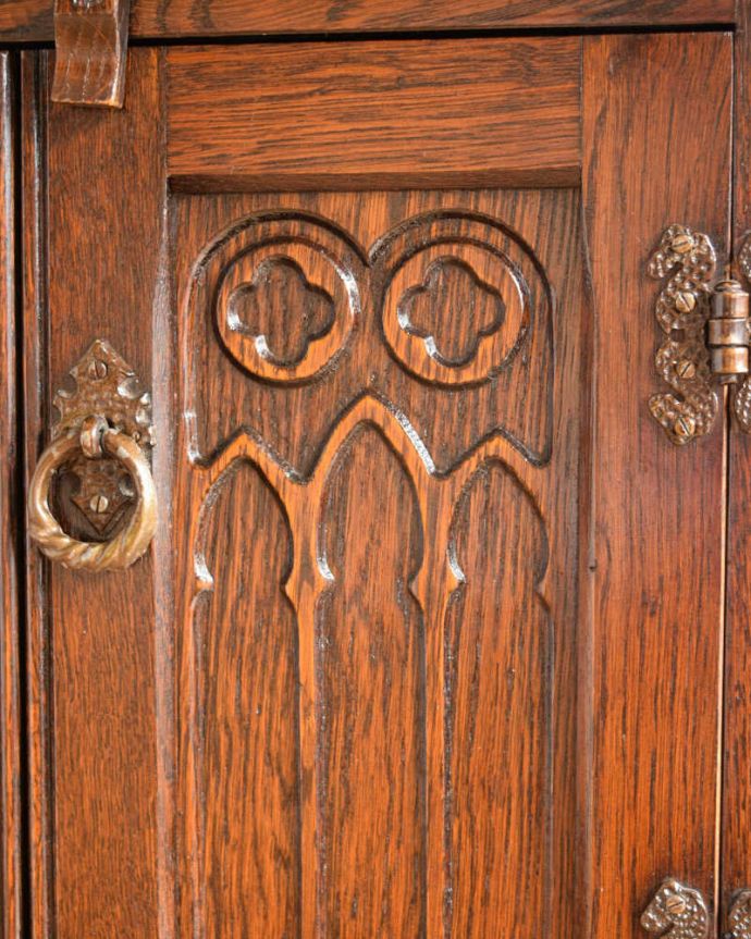 アンティークのキャビネット　アンティーク家具　扉の彫りがキレイな英国アンティーク家具、ペディスタルカップボード（サイドキャビネット）。惚れ惚れする彫の美しさこんなに堅い無垢材に一体どうやって彫ったんだろう？と不思議になるくらいアンティークらしく細かい彫りは眺めているだけでうっとりする美しさです。(q-1823-f)