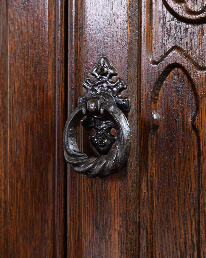 アンティークのキャビネット　アンティーク家具　扉の彫りがキレイな英国アンティーク家具、ペディスタルカップボード（サイドキャビネット）。開ける度にワクワク･･･取っ手もアンティークらしいデザイン。(q-1824-f)