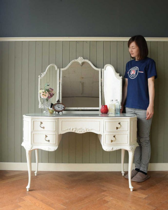 アンティークのドレッサー　アンティーク家具　憧れの可愛いドレッシングテーブル（鏡台）、アンティークのフレンチインテリア 。いつでもお姫様気分。(q-1825-f)