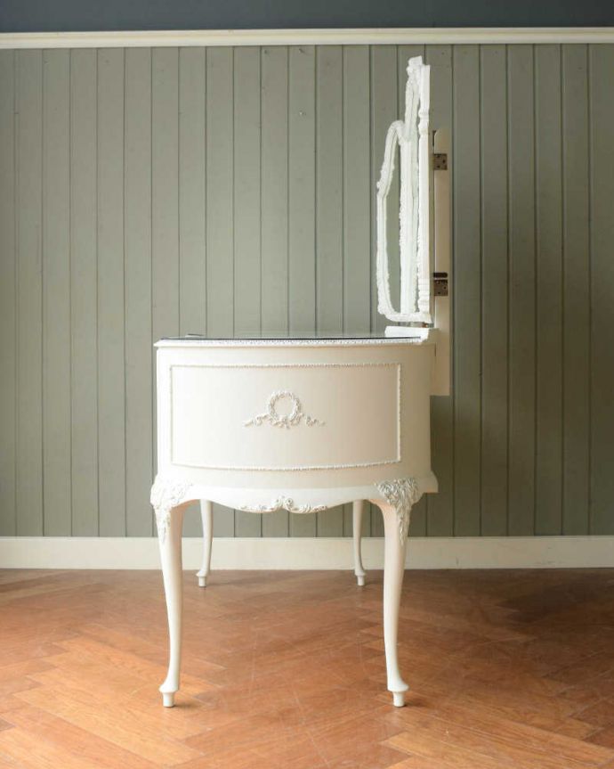 アンティークのドレッサー　アンティーク家具　憧れの可愛いドレッシングテーブル（鏡台）、アンティークのフレンチインテリア 。横から見てもステキフランスらしく優雅な横顔。(q-1825-f)