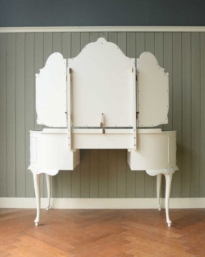 アンティークのドレッサー　アンティーク家具　憧れの可愛いドレッシングテーブル（鏡台）、アンティークのフレンチインテリア 。優雅な後ろ姿アンティークは新品ではないので経年変化によるキズはありますが、専門の職人が修復したので後ろ姿もキレイです。(q-1825-f)