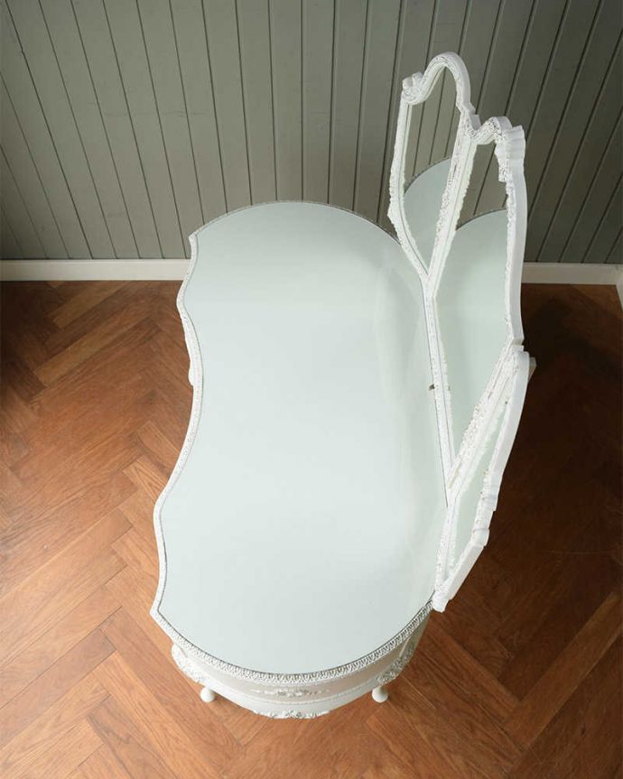 アンティークのドレッサー　アンティーク家具　憧れの可愛いドレッシングテーブル（鏡台）、アンティークのフレンチインテリア 。天板の形も美しい上から見るとこんな形です。(q-1825-f)