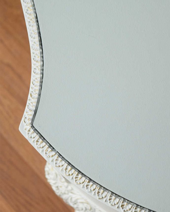 アンティークのドレッサー　アンティーク家具　憧れの可愛いドレッシングテーブル（鏡台）、アンティークのフレンチインテリア 。近くで見ると…近づいてみると、ピッカピカでキレイに仕上げた天板の塗装。(q-1825-f)