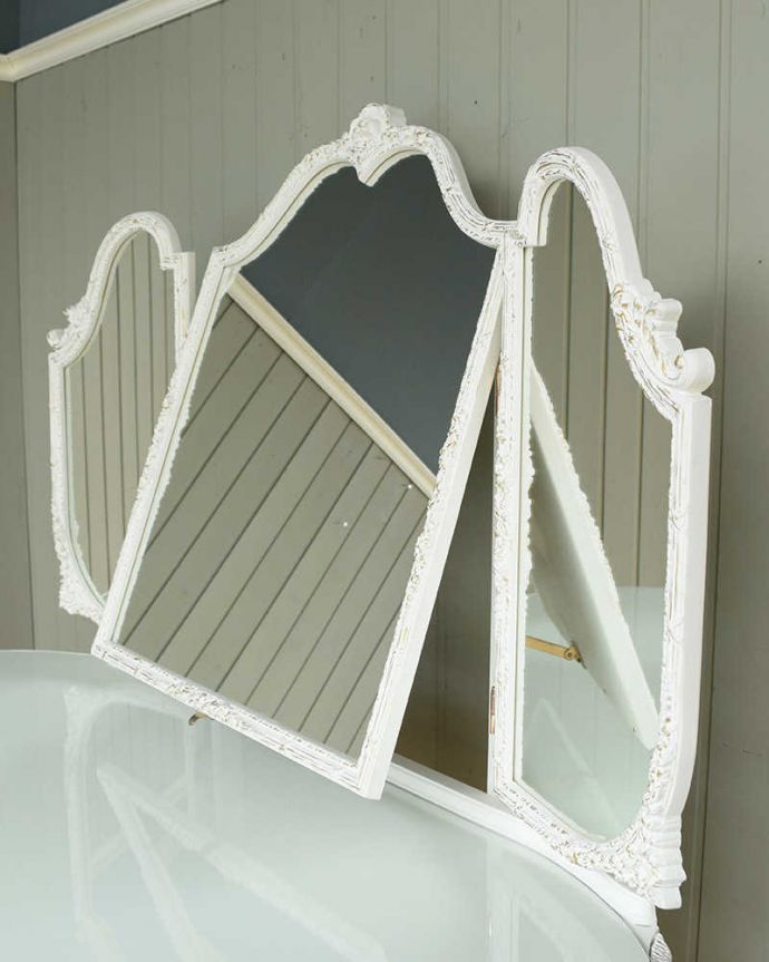 アンティークのドレッサー　アンティーク家具　憧れの可愛いドレッシングテーブル（鏡台）、アンティークのフレンチインテリア 。美しく映し出してくれる鏡大きな鏡はお部屋を広く見せる効果も。(q-1825-f)