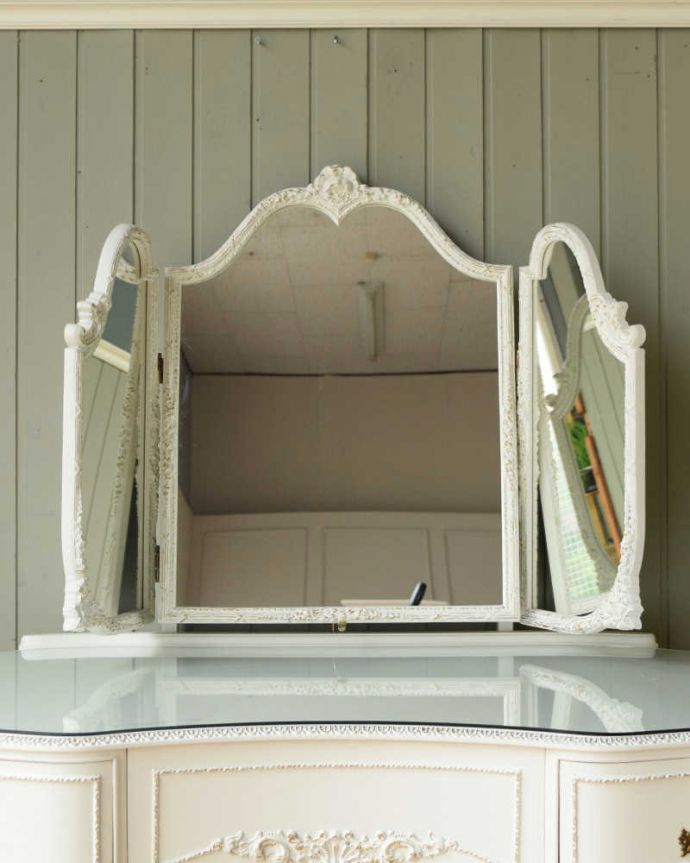 アンティークのドレッサー　アンティーク家具　憧れの可愛いドレッシングテーブル（鏡台）、アンティークのフレンチインテリア 。女子が喜ぶ三面鏡！大きく、美しいカッティングのミラーです。(q-1825-f)