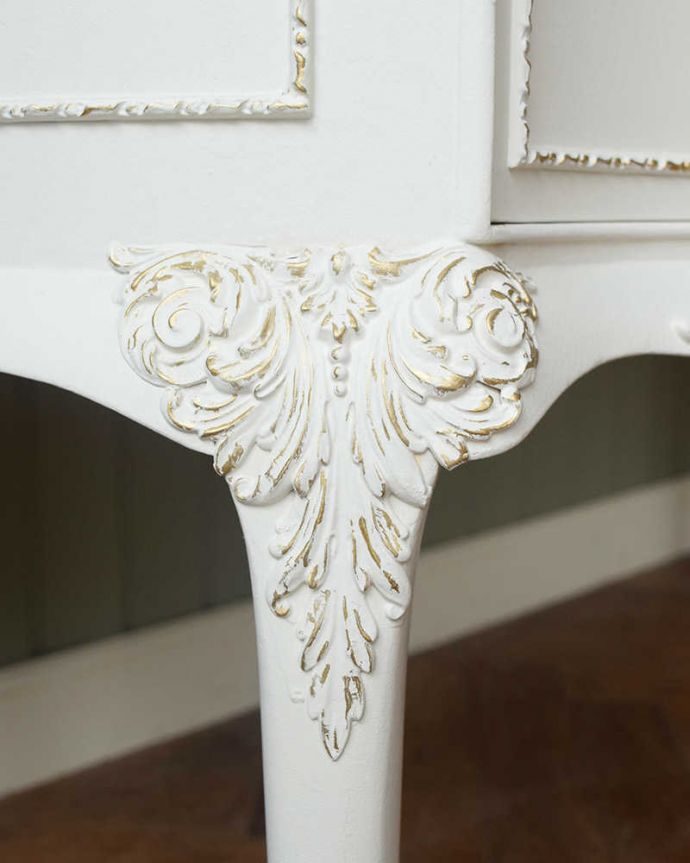 アンティークのドレッサー　アンティーク家具　憧れの可愛いドレッシングテーブル（鏡台）、アンティークのフレンチインテリア 。いろんな場所にこだわり彫のデザインもいろいろです。(q-1825-f)