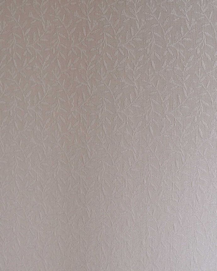 アンティークのキャビネット　アンティーク家具　シルバーのリース模様がきらきら輝くアンティークキャビネット。新しく貼り替えましたキャビネットの表情に合わせて、背板の生地をセレクト。(q-1826-f)