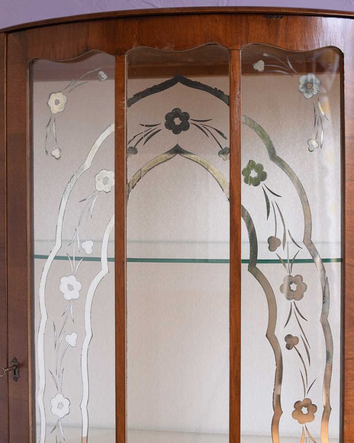 アンティークのキャビネット　アンティーク家具　シルバーのリース模様がきらきら輝くアンティークキャビネット。アンティークらしい装飾が魅力やっぱりアンティークらしいデザインが魅力。(q-1826-f)