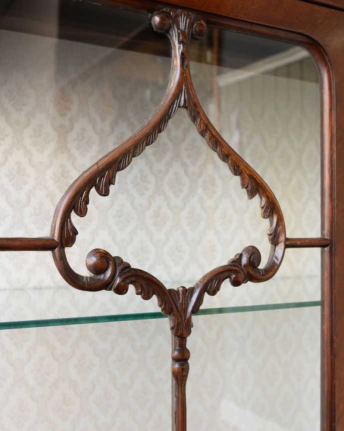 アンティークのキャビネット　アンティーク家具　英国輸入のアンティーク家具、繊細な木製の飾りが美しいガラスキャビネット。キレイに残っていてくれましたガラスに描かれている絵は剥がれているものが多いんだけれど、この子はしっかりキレイに残っていてくれました。(q-1829-f)