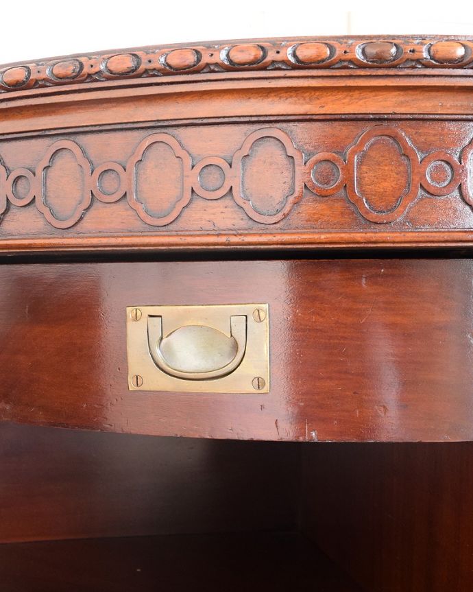 アンティーク家具 気品あるアンティーク英国家具、曲線が美しいサイドボードキャビネット。繊細な装飾も見どころ一つ一つ手作業でつくられた美しい装飾も職人技が光ります。(q-1830-f)