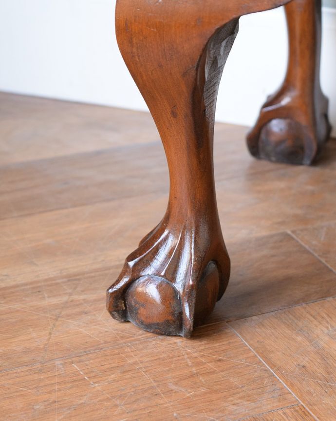 アンティークのキャビネット　アンティーク家具　クロウ＆ボールの脚がエレガントな定番の形をしたアンティークガラスキャビネット。女性１人でラクラク運べちゃうんですHandleのアンティークは、脚の裏にフェルトキーパーをお付けしています。(q-1831-f)