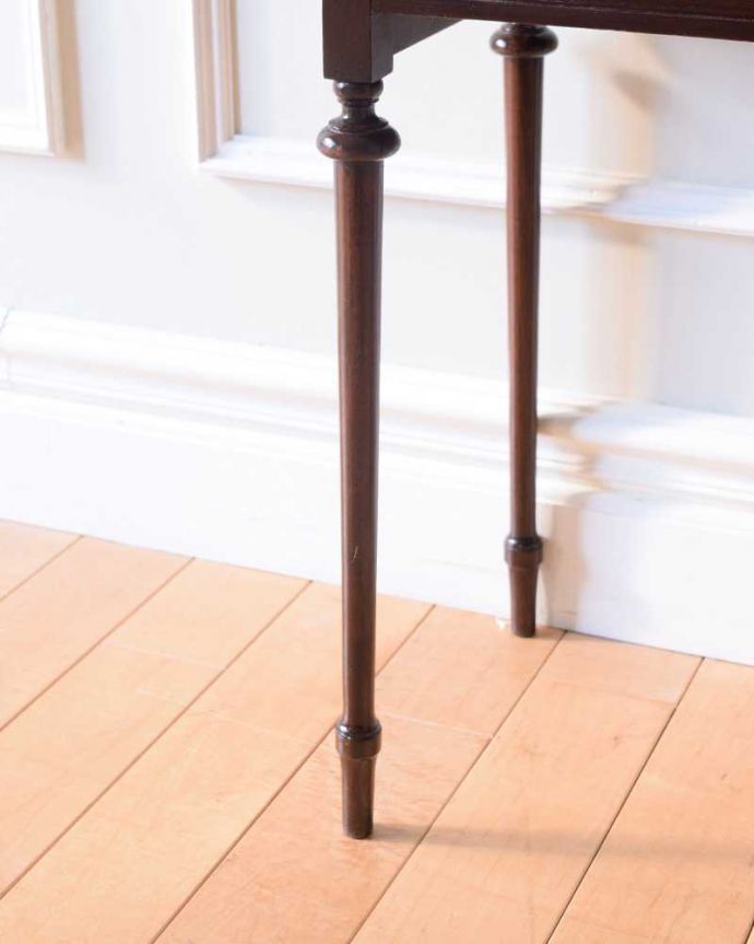 マガジンラック　アンティーク家具　繊細な長い脚が美しいアンティークマガジンラック。持ち上げなくても移動ラクラクHandleのアンティーク家具の足の裏にはフェルトキーパーをお付けしています。(q-1832-f)