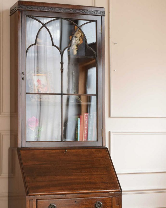ビューロー　アンティーク家具　英国の置きやすいサイズのアンティーク家具、気品溢れるビューローブックケース。英国アンティークらしいガラス扉の美しさデスクの上はガラス扉のキャビネット。(q-1833-f)