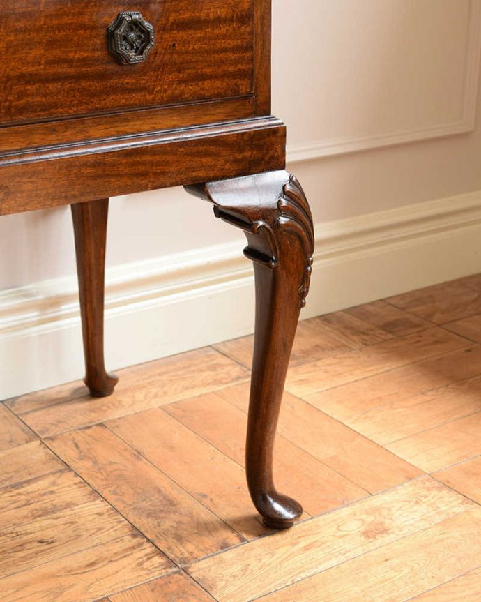 ビューロー　アンティーク家具　英国の置きやすいサイズのアンティーク家具、気品溢れるビューローブックケース。女性でも運べちゃう理由は･･･Handleのアンティークは、脚の裏にフェルトキーパーをお付けしていますので、重い家具でも床を滑らせれて移動する事が出来ます。(q-1833-f)