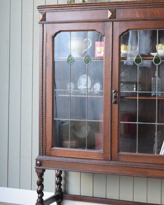 アンティークのキャビネット　アンティーク家具　美しいステンドグラスの扉、英国アンティーク家具のブックケース（本棚） 。まずはステンドグラスを楽しみましょう現代のように機械が発達していない時代に作られたステンドグラス。(q-1834-f)