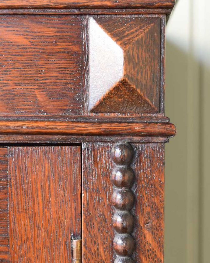 アンティークのキャビネット　アンティーク家具　美しいステンドグラスの扉、英国アンティーク家具のブックケース（本棚） 。いろんな場所にこだわり彫のデザインもいろいろです。(q-1834-f)