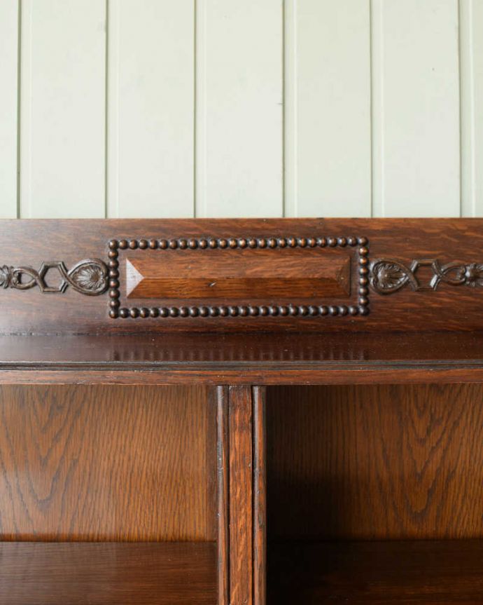 アンティークのキャビネット　アンティーク家具　英国輸入のアンティーク家具、重厚なオープン棚のブックシェルフ（本棚） 。惚れ惚れしちゃう美しさこんなに堅い無垢材に一体どうやって彫ったんだろう？と不思議になるくらい細かい彫にうっとりです。(q-1839-f)