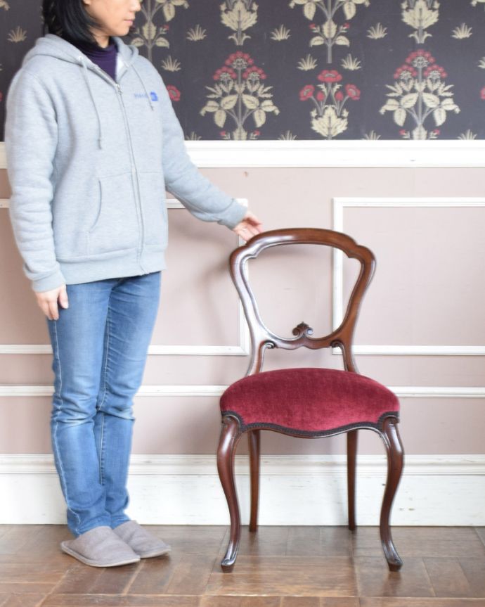 サロンチェア　アンティーク チェア　英国輸入のバルーンバックチェア、ウォルナット材のアンティーク椅子。風船のような丸い形をしたサロンチェア見ているだけで優雅な気持ちになれるバルーンバックチェア。(q-184-c)