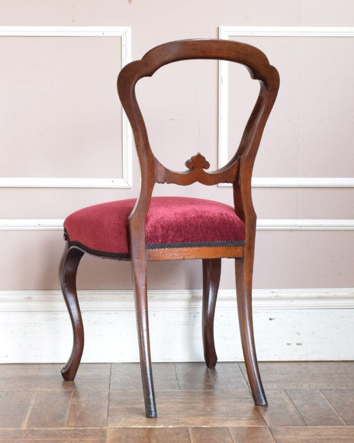 サロンチェア　アンティーク チェア　英国輸入のバルーンバックチェア、ウォルナット材のアンティーク椅子。優雅な後ろ姿にうっとり･･･うっとりするほど優雅な後ろ姿。(q-184-c)