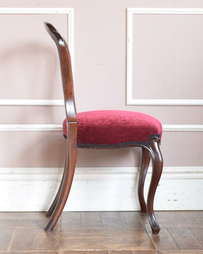 サロンチェア　アンティーク チェア　英国輸入のバルーンバックチェア、ウォルナット材のアンティーク椅子。気品の感じられる横顔グルッと360度どの角度から見ても優雅で気品のあるフォルムです。(q-184-c)