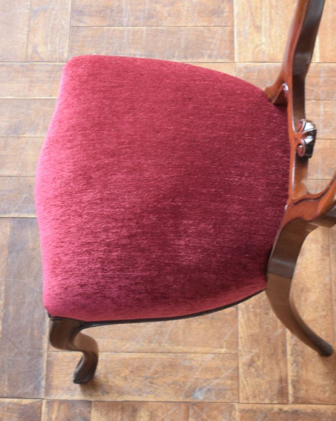 サロンチェア　アンティーク チェア　英国輸入のバルーンバックチェア、ウォルナット材のアンティーク椅子。座面を上から見るとこんな感じ座面は布貼りなので、長時間座っても疲れません。(q-184-c)