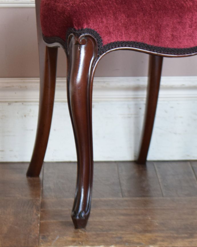 サロンチェア　アンティーク チェア　英国輸入のバルーンバックチェア、ウォルナット材のアンティーク椅子。床を滑らせて移動出来ますHandleではアンティークチェアの脚の裏にフェルトキーパーをお付けしています。(q-184-c)