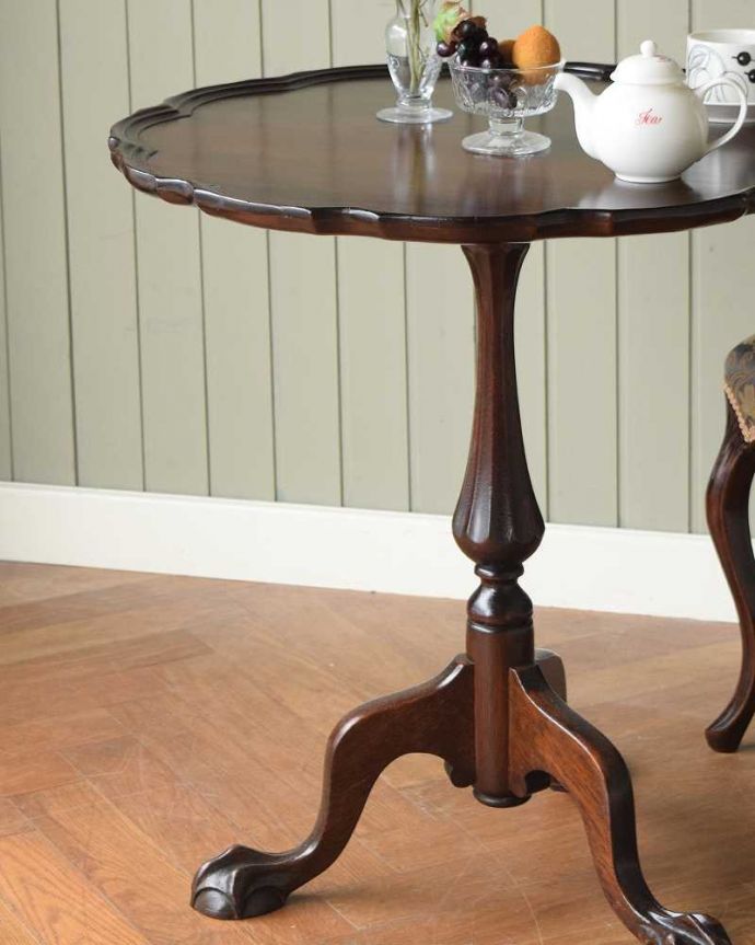 アンティークのテーブル　アンティーク家具　レースカットの天板が美しい、英国輸入のアンティークサイドテーブル（ティルトップテーブル）。人気のトライポットタイプの1本脚先が3つに分かれた1本足のテーブルって、みんなから人気。(q-1840-f)