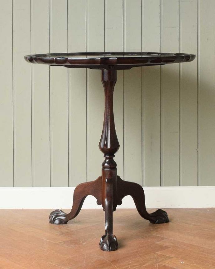 アンティークのテーブル　アンティーク家具　レースカットの天板が美しい、英国輸入のアンティークサイドテーブル（ティルトップテーブル）。サイドはこんな感じ横から見るとこんな感じ。(q-1840-f)